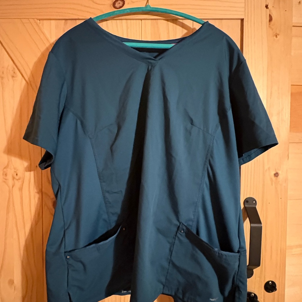 Healing Hands Scrub Top with Pockets